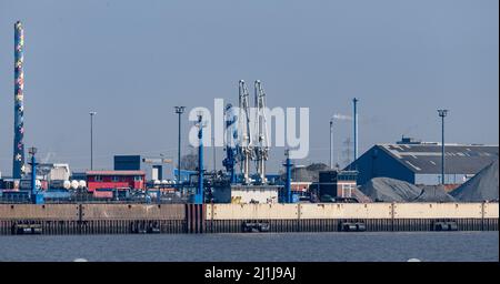 25. März 2022, Schleswig-Holstein, Brunsbüttel: Blick von der Elbe auf die Kais des Brunsbüttel-Hafens. Hier soll ein Flüssigerdgas-Terminal errichtet werden, um die Bundesrepublik Deutschland mit Gas zu versorgen. Foto: Markus Scholz/dpa Stockfoto