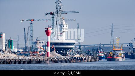 25. März 2022, Schleswig-Holstein, Brunsbüttel: Blick von der Elbe auf die Baustelle für die Schleusenkammer 5. am Eingang zum Nord-Ostsee-Kanal. Nach der Inbetriebnahme Ende 2026 können die beiden bestehenden Großkammern komplett überholt werden. Sie sind seit 1914 im Dauerbetrieb. Foto: Markus Scholz/dpa Stockfoto