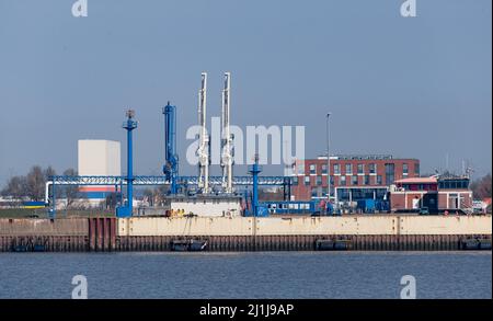 25. März 2022, Schleswig-Holstein, Brunsbüttel: Blick von der Elbe auf die Kais des Brunsbüttel-Hafens. Hier soll ein Flüssigerdgas-Terminal errichtet werden, um die Bundesrepublik Deutschland mit Gas zu versorgen. Foto: Markus Scholz/dpa Stockfoto