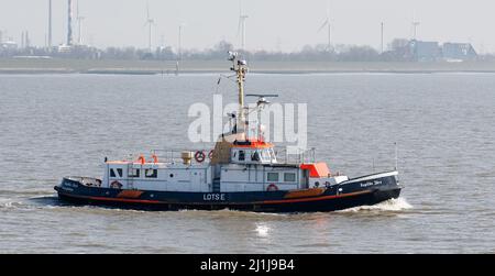 25. März 2022, Schleswig-Holstein, Brunsbüttel: Das Lotsenboot Kapitän Jürs segelt auf der Elbe vor Brunsbüttel auf ein Containerschiff zu. Foto: Markus Scholz/dpa Stockfoto