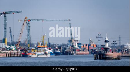 25. März 2022, Schleswig-Holstein, Brunsbüttel: Blick von der Elbe auf die Baustelle für die Schleusenkammer 5. am Eingang zum Nord-Ostsee-Kanal. Nach der Inbetriebnahme Ende 2026 können die beiden bestehenden Großkammern komplett überholt werden. Sie sind seit 1914 im Dauerbetrieb. Foto: Markus Scholz/dpa Stockfoto