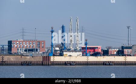 25. März 2022, Schleswig-Holstein, Brunsbüttel: Blick von der Elbe auf die Kais des Brunsbüttel-Hafens. Hier soll ein Flüssigerdgas-Terminal errichtet werden, um die Bundesrepublik Deutschland mit Gas zu versorgen. Foto: Markus Scholz/dpa Stockfoto