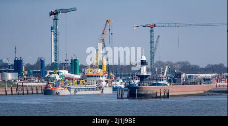 25. März 2022, Schleswig-Holstein, Brunsbüttel: Blick von der Elbe auf die Baustelle für die Schleusenkammer 5. am Eingang zum Nord-Ostsee-Kanal. Nach der Inbetriebnahme Ende 2026 können die beiden bestehenden Großkammern komplett überholt werden. Sie sind seit 1914 im Dauerbetrieb. Foto: Markus Scholz/dpa Stockfoto