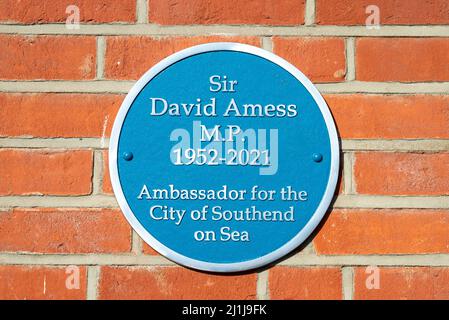 Leigh on Sea, Essex, Großbritannien. 26. März 2022. Am 20.. März 2022 wurde im Leigh Community Center eine Gedenktafel zu Ehren des ermordeten Abgeordneten Sir David Amess enthüllt. Am 26.. März 1952 geboren, wäre der 70.. Geburtstag des Parlamentsabgeordneten gewesen. Die Plakette wurde vom ortsansässigen Fred Feather finanziert, um die Arbeit des verstorbenen Abgeordneten für die Gemeinde zu ehren. Amess war von Mai 1997 bis zu seinem Tod im Oktober 2021 Abgeordneter des Wahlkreises Southend West. Zum Wahlkreis gehört Leigh on Sea. Im laufenden Gerichtsverfahren bestreitet der Verdächtige Ali Harbi Ali die Anschuldigungen wegen Mordes und der Vorbereitung von Terroranschlägen Stockfoto