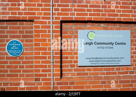Leigh on Sea, Essex, Großbritannien. 26. März 2022. Am 20.. März 2022 wurde im Leigh Community Center eine Gedenktafel zu Ehren des ermordeten Abgeordneten Sir David Amess enthüllt. Am 26.. März 1952 geboren, wäre der 70.. Geburtstag des Parlamentsabgeordneten gewesen. Die Plakette wurde vom ortsansässigen Fred Feather finanziert, um die Arbeit des verstorbenen Abgeordneten für die Gemeinde zu ehren. Amess war von Mai 1997 bis zu seinem Tod im Oktober 2021 Abgeordneter des Wahlkreises Southend West. Zum Wahlkreis gehört Leigh on Sea. Im laufenden Gerichtsverfahren bestreitet der Verdächtige Ali Harbi Ali die Anschuldigungen wegen Mordes und der Vorbereitung von Terroranschlägen Stockfoto