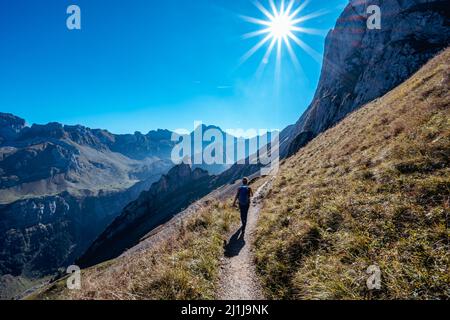 Frau beim Wandern auf dem Schäfler Höhenweg Stockfoto