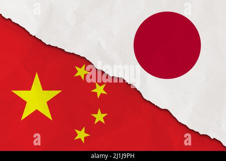 China und Japan Flagge gerissen Papier Grunge Hintergrund. Abstract China und Japan Wirtschaft, politische Konflikte, Kriegskonzept Texturhintergrund Stockfoto