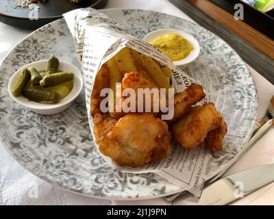 Fish And Chips auf einem Teller Stockfoto