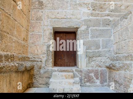 ANTALYA / TÜRKEI 12. Juli 2021 Altes Steingebäude und Holztür. Das Innere des antiken Theaters von Aspendos. Alte Tür. Stockfoto