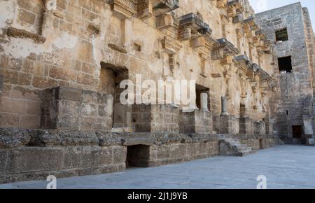 ANTALYA / TÜRKEI 12. Juli 2021 ; Mauern des Alten Amphitheaters erinnern Sie sich Viel. Alte Reliefs An Den Steinmauern. Stockfoto