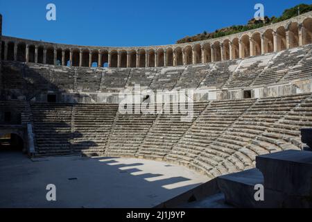 ANTALYA / TÜRKEI 12. Juli 2021 ; Altes römisches Amphitheater von Aspendos in der Nähe von Antalya. Konzept für historische Reiseziele. Stockfoto