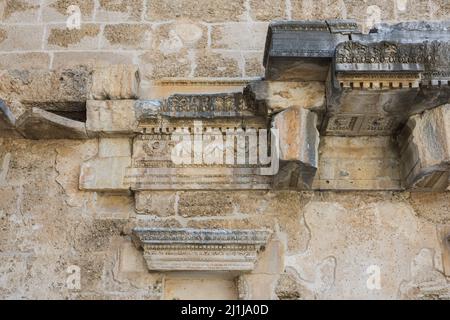 ANTALYA / TÜRKEI 12. Juli 2021 ; Mauern des Alten Amphitheaters erinnern Sie sich Viel. Alte Reliefs An Den Steinmauern. Stockfoto