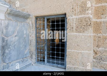 Das Innere des römischen Theatergebäudes. Verschlossenes schmiedeeisernes Tor. Stockfoto