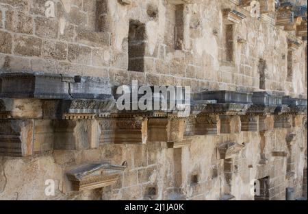 ANTALYA / TÜRKEI 12. Juli 2021 ; Mauern des Alten Amphitheaters erinnern Sie sich Viel. Alte Reliefs An Den Steinmauern. Stockfoto