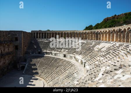 ANTALYA / TÜRKEI 12. Juli 2021 ; Altes römisches Amphitheater von Aspendos in der Nähe von Antalya. Konzept für historische Reiseziele. Stockfoto