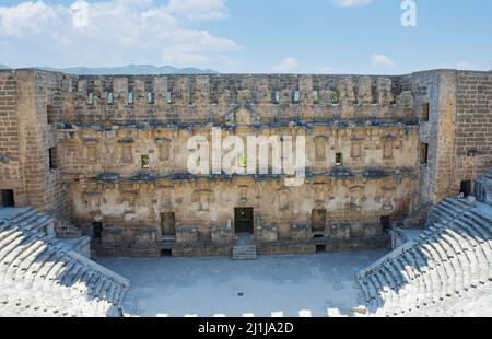 ANTALYA / TÜRKEI 12. Juli 2021 ; Altes römisches Amphitheater von Aspendos in der Nähe von Antalya. Konzept für historische Reiseziele. Stockfoto