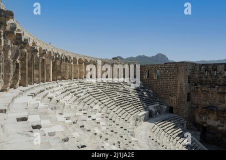 ANTALYA / TÜRKEI 12. Juli 2021 ; Altes römisches Amphitheater von Aspendos in der Nähe von Antalya. Konzept für historische Reiseziele. Stockfoto