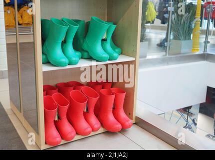 Farbige Stiefel für Kinder. Verkauf von Kindergummischuhen im Laden. Hochwertige Fotos. Stockfoto