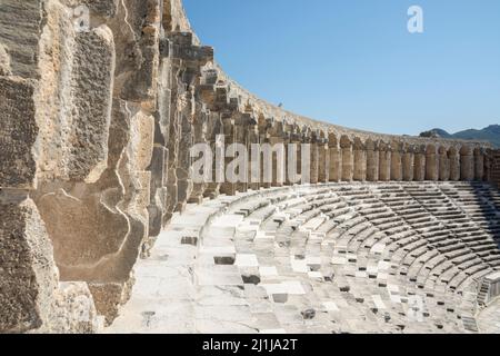 ANTALYA / TÜRKEI 12. Juli 2021 ; Altes römisches Amphitheater von Aspendos in der Nähe von Antalya. Konzept für historische Reiseziele. Stockfoto