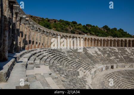 ANTALYA / TÜRKEI 12. Juli 2021 ; Altes römisches Amphitheater von Aspendos in der Nähe von Antalya. Konzept für historische Reiseziele. Stockfoto