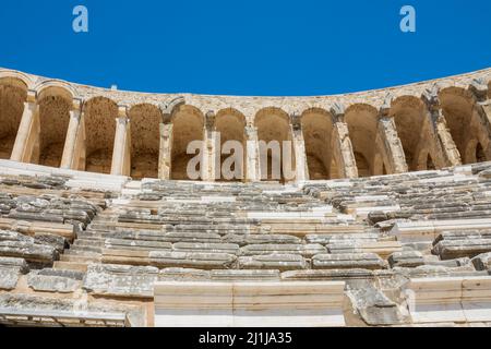 ANTALYA / TÜRKEI 12. Juli 2021 ; Altes römisches Amphitheater von Aspendos in der Nähe von Antalya. Konzept für historische Reiseziele. Stockfoto