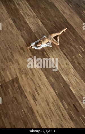Blonde Balletttänzerin posiert im Tanzsaal Stockfoto