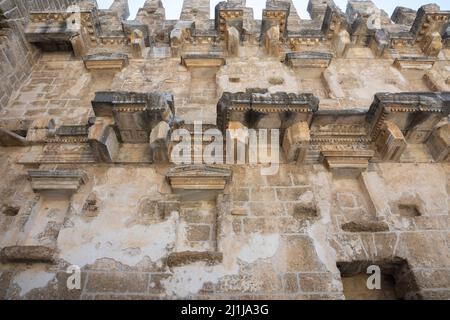 ANTALYA / TÜRKEI 12. Juli 2021 ; Altes römisches Amphitheater von Aspendos in der Nähe von Antalya. Konzept für historische Reiseziele. Stockfoto