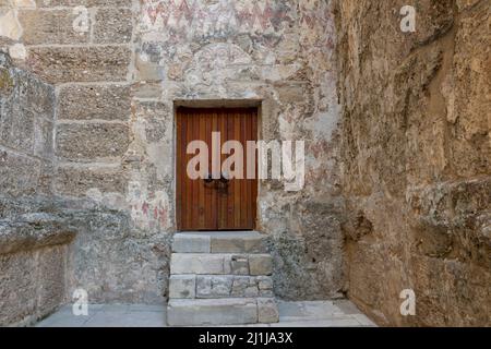 ANTALYA / TÜRKEI 12. Juli 2021 Altes Steingebäude und Holztür. Das Innere des antiken Theaters von Aspendos. Alte Tür. Stockfoto