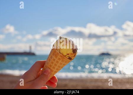 Eis vor der Kulisse des Meeres im Urlaub. Vorderansicht. Stockfoto