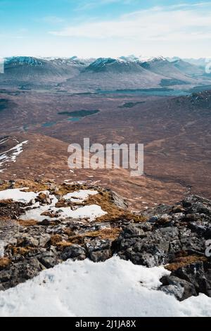 Schneebedeckte Berggipfel in Glencoe, Schottland. Stockfoto