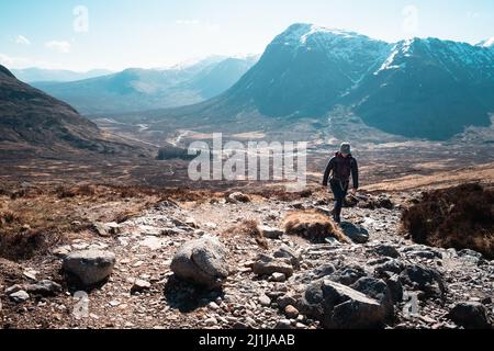 Frau, die auf dem West Highland Way durch Glencoe die Teufelstreppe wandert Stockfoto