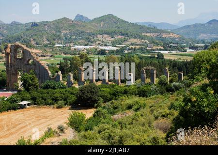 ANTALYA / TÜRKEI July 12, 2021 ; Aspendos Stadt, Akropolis Aquädukt Ruinen Gesamtansicht. Aspendos Antalya Türkei. Stockfoto