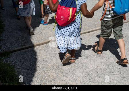 Ljubljana, Slowenien - 15. Juli 2021: Kinder mit Rucksäcken auf einer Schulreise. Kleinkinder halten sich die Hände. Gruppe von Kindern im Vorschulalter. Stockfoto