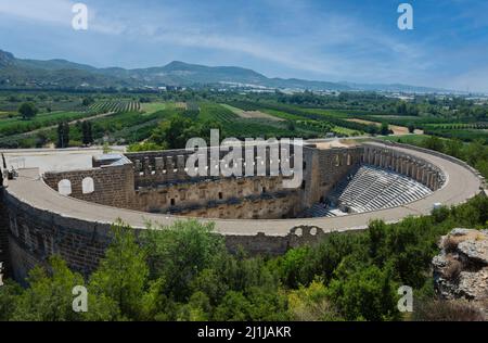 ANTALYA / TÜRKEI 12. Juli 2021 ; Römisches Amphitheater von Aspendos, Belkiz, Antikes Theater von Aspendos in der Türkei. Konzept für historische Reiseziele. Stockfoto