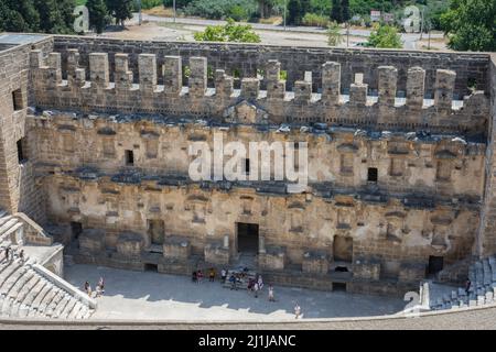 ANTALYA / TÜRKEI 12. Juli 2021 ; Römisches Amphitheater von Aspendos, Belkiz, Antikes Theater von Aspendos in der Türkei. Konzept für historische Reiseziele. Stockfoto