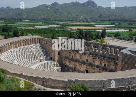 ANTALYA / TÜRKEI 12. Juli 2021 ; Römisches Amphitheater von Aspendos, Belkiz, Antikes Theater von Aspendos in der Türkei. Konzept für historische Reiseziele. Stockfoto