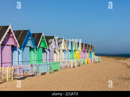Pastellfarbene Strandhütten, Mersea Island, Essex, Großbritannien.