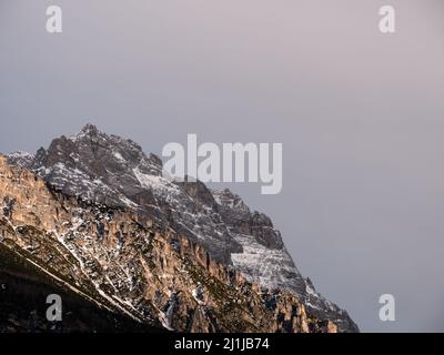 Punta Sorapiss Berggipfel in den Dolomiten bei Cortina d'Ampezzo, Italien im Winter mit negativem Raum Stockfoto