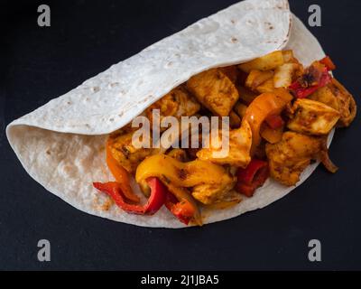 Chicken Fajitas in einem Tortilla Wrap, ein würziges Tex-Mex-Gericht Stockfoto