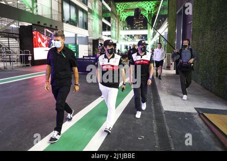 Dschidda, Saudi-Arabien. 26. März 2022. ZHOU Guanyu (Chi), Alfa Romeo F1 Team ORLEN C42, BOTTAS Valtteri (FIN), Alfa Romeo F1 Team ORLEN C42, Portrait Verlassen des Treffens zur aktuellen Situation in Jeddah nach dem Angriff auf eine Aramco-Fabrik in der Nähe der Rennstrecke während des Formel 1 STC Saudi Arabian Grand Prix 2022, 2. Runde der FIA Formel-1-Weltmeisterschaft 2022 auf dem Jeddah Corniche Circuit vom 25. Bis 27. März 2022 in Jeddah, Saudi-Arabien - Foto: Antonin Vincent/DPPI/LiveMedia Kredit: Unabhängige Fotoagentur/Alamy Live News Stockfoto