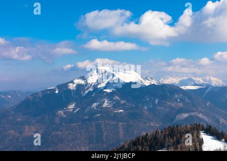 Panoramasicht auf das Skigebiet der Berge. Blick von der Aussichtsplattform auf das Zwölferhorn in St. Gilgen, Salzkammergut Oberösterreich Stockfoto