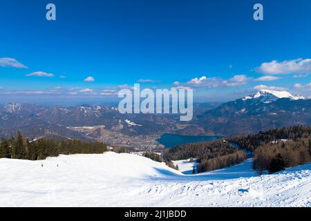 Panoramasicht auf das Skigebiet der Berge. Blick von der Aussichtsplattform auf das Zwölferhorn in St. Gilgen, Salzkammergut Oberösterreich Stockfoto