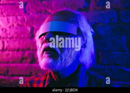 Asiatischer Seniorchef mit Augmented Reality futuristische Brille - Neues Trendkonzept für Metaverse-Technologie - Fokus auf Brille Stockfoto