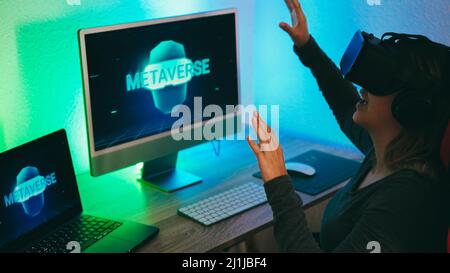 Mädchen mit Virtual Reality futuristisches Headset - Metaverse Technologie Trend Konzept - Weiche Fokus auf der linken Hand Stockfoto