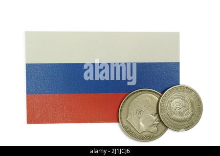 Gedenkmünze der UdSSR oder CCCP 1 Rubel Lenin-Münze über einer russischen Föderationsflagge Stockfoto