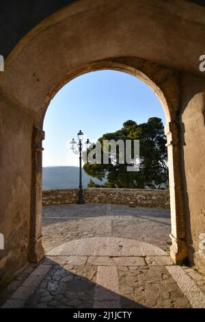 Ein alter Eingangsbogen in Taurasi, Stadt in der Provinz Avellino, Italien. Stockfoto