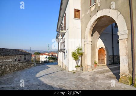 Ein alter Eingangsbogen in Taurasi, Stadt in der Provinz Avellino, Italien. Stockfoto