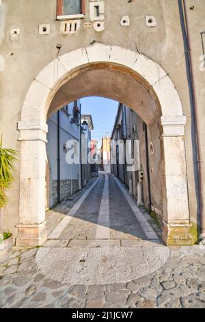 Ein alter Eingangsbogen in Taurasi, Stadt in der Provinz Avellino, Italien. Stockfoto