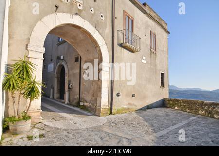 Ein alter Eingangsbogen in Taurasi, Stadt in der Provinz Avellino, Italien. Stockfoto