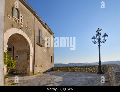 Ein alter Eingangsbogen in Taurasi, Stadt in der Provinz Avellino, Italien. Stockfoto